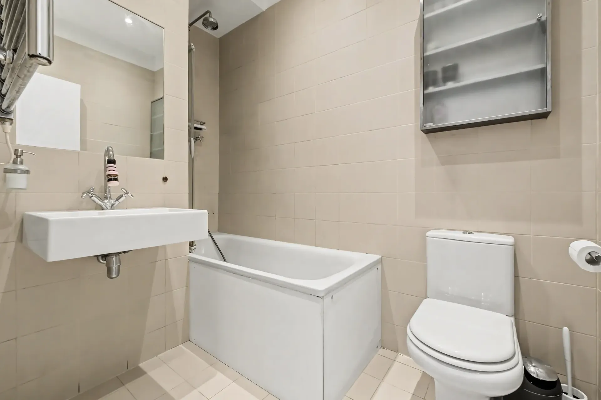Bathroom with a bath, wall-hung basin and tiled walls