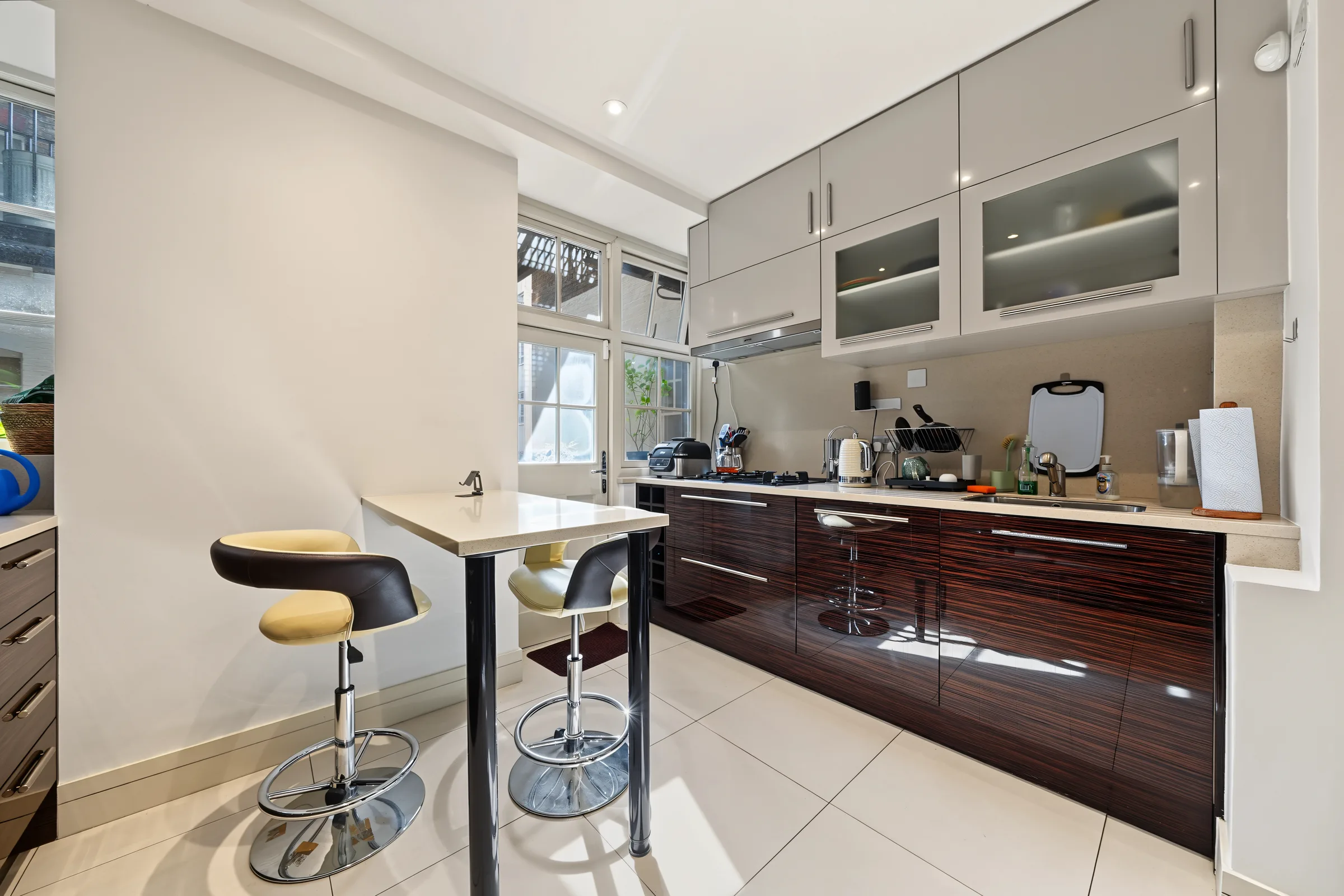 Fitted kitchen with storage, worktops, gas hob and breakfast bar